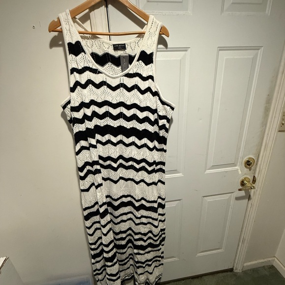 Lane Bryant Dresses & Skirts - NWT Lane Bryant Black and White Chevron Knit Dress